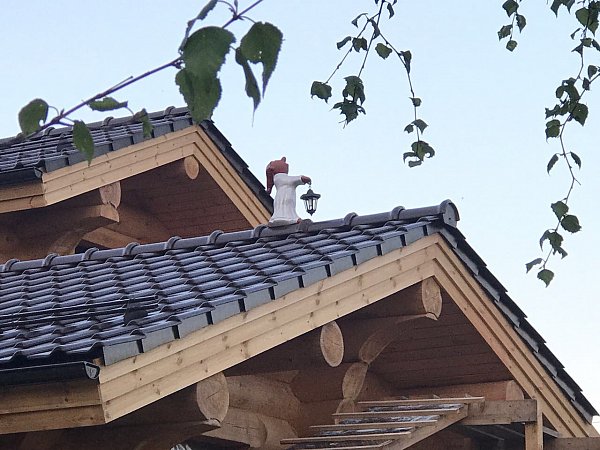 Декоративный элемент на кровлю Лунатик с фонариком, белый, глазурь, Purr-Keramik