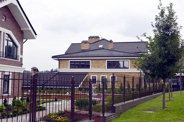 Керамическая черепица Braas Рубин 13V, цвет Темно-коричневый