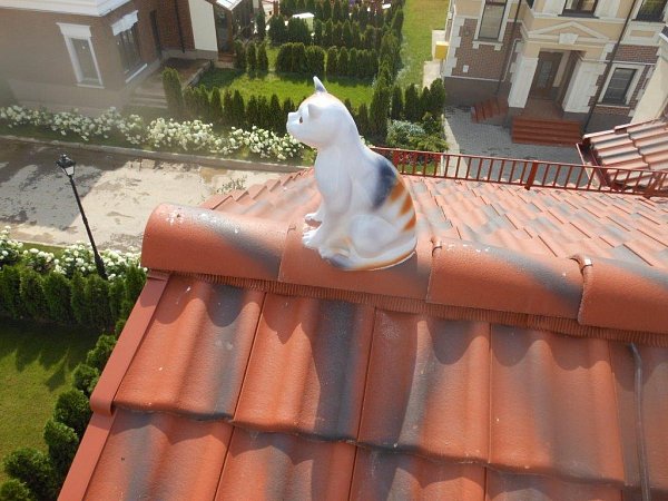 Декоративный элемент на кровлю кошка сидящая, пестрая, глазурь, Purr-Keramik