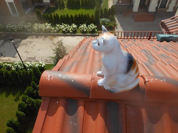 Декоративный элемент на кровлю кошка сидящая, пестрая, глазурь, Purr-Keramik